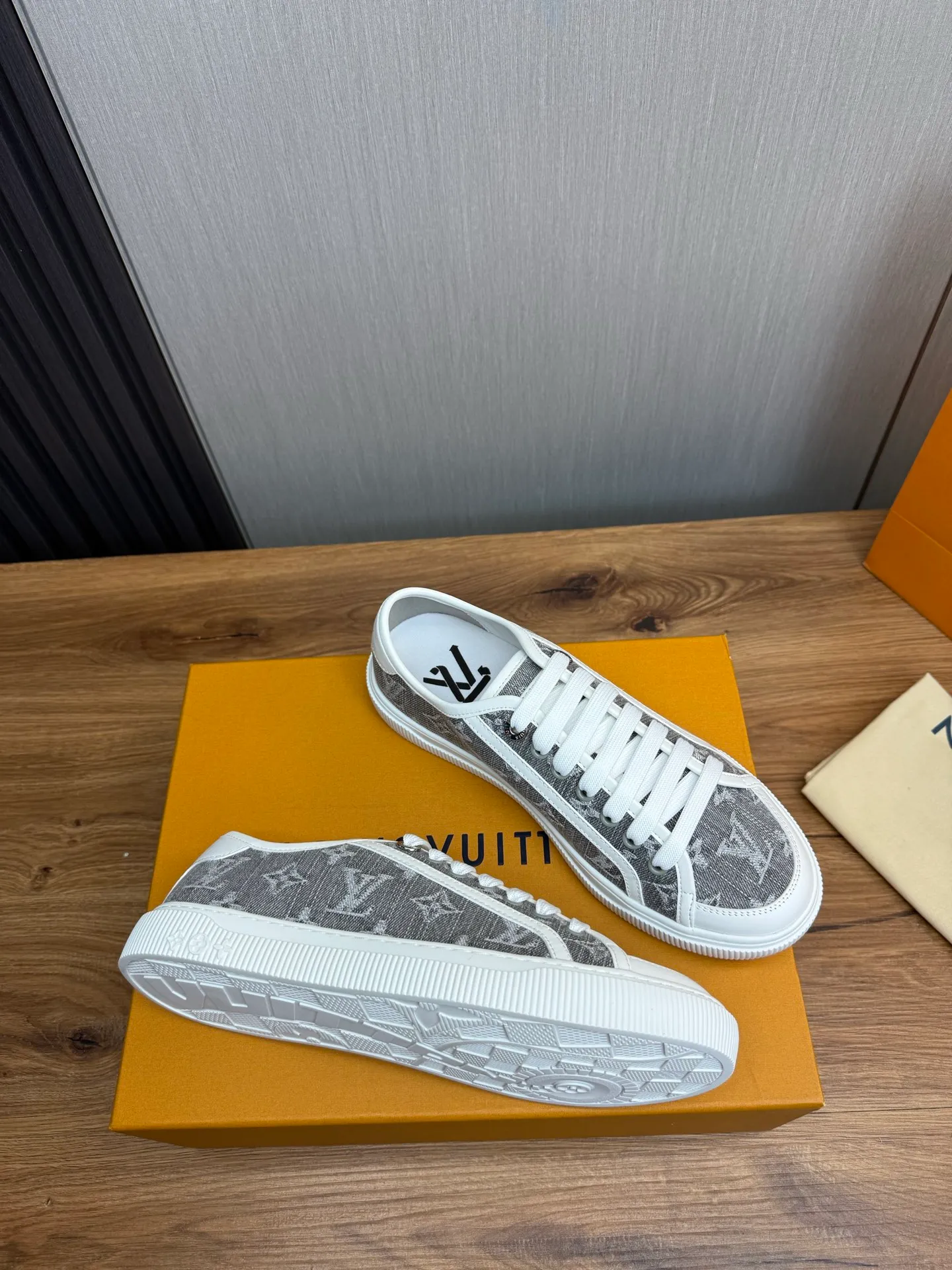 Men's shoes 💰600💰 LV. Hot sale at the counter 🔥Couple canvas shoes 👩‍❤️‍👨 Official website synchronization, original brand printed fabric + original original sole, 36-45 (40 for women, 38.45 for men, custom-made, non-refundable)